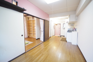 Illustration for article titled Japan's Cat Apartments Come with... Cats